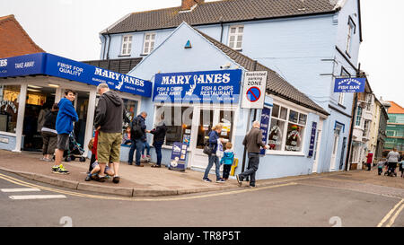 Cromer, Norfolk, Regno Unito. 19 maggio 2019. Una folla di turisti al di fuori di Mary Janes pesce e chip shop vicino al mare Foto Stock