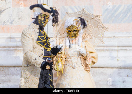 Venezia, Italia - FEB 26 : i partecipanti a Venezia il Carnevale di Venezia , Italia il 26 febbraio 2019. Il Carnevale di Venezia è famosa nel mondo per la sua elabo Foto Stock