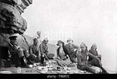 GERTRUDE BELL (1868-1926) viaggiatore inglese e archeologo picnic con re Faisal circa1920 Foto Stock