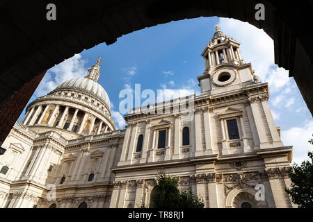 La Cattedrale di St Paul e visto attraverso il Temple Bar archway nella City di Londra, Inghilterra, Regno Unito. Foto Stock