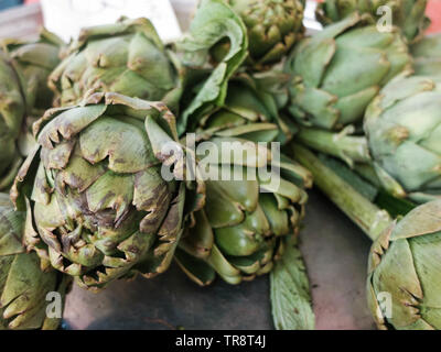 Carciofi verde presso il paese di contatore di mercato. Foto Stock