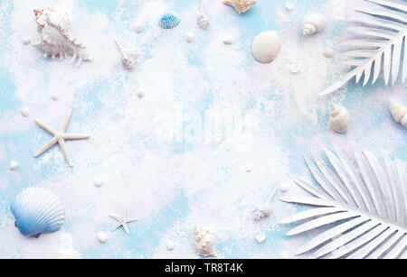Vacanze Estate concetti con conchiglia di stelle marine e la decorazione di spiaggia in stile astratto sfondo.alto angolo di vista. Foto Stock