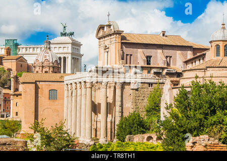 Antico tempio di Antonino e Faustina, adottata per la chiesa di San Lorenzo in Miranda, Foro Romano, Roma, Italia Foto Stock