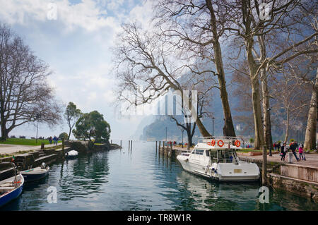 Riva del Garda, Italia - Marzo 2018: passeggiata sul lago di Garda Foto Stock