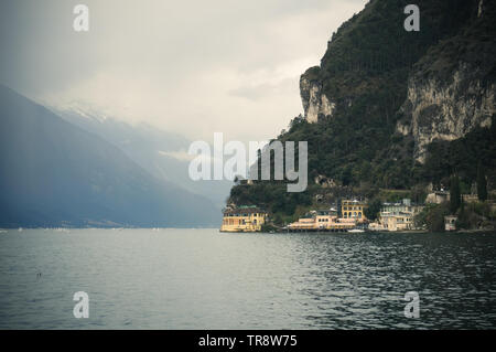 Riva del Garda, Italia - Marzo 2018: il Lago di Garda visualizza Foto Stock