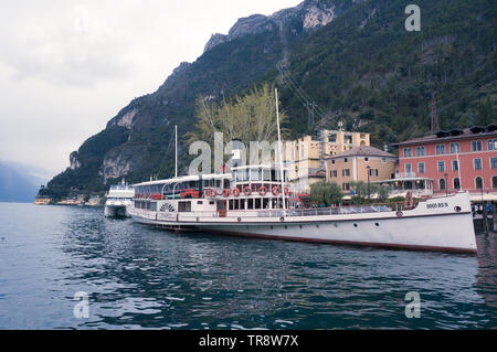 Riva del Garda, Italia - Marzo 2018: il Lago di Garda visualizza Foto Stock