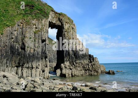 Le porte delle chiese calcare naturale arch rock formazione porta della chiesa Cove Skrinkle Haven Pembrokeshire Coast Path Manorbier Galles Cymru REGNO UNITO Foto Stock