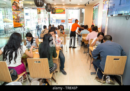 Manila, Filippine - Luglio, 26, 2016: persone mangiare il pranzo in un popolare filippino in una catena di fast food Foto Stock