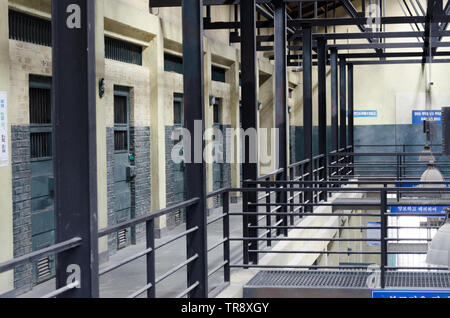 Il carcere interiore. Celle delle prigioni e ombre, sfondo scuro. 3d illustrazione Foto Stock