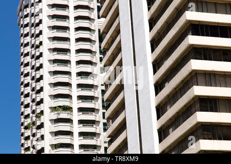 Manila, Filippine - 26 Luglio 2016: Close up di un grattacielo di windows, altamente popolate distretto in Ortigas Foto Stock