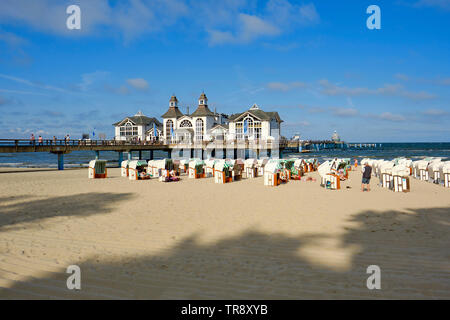 Sellin Mar Baltico località sull'isola tedesca di Rügen, conosciuta per le sue spiagge e Seebrücke (molo), con un 1920s-padiglione di stile. Foto Stock