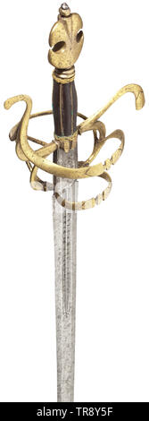 Un gilt Italian rapier, circa 1580 a doppio taglio, solida e ampia pala. Su entrambi i lati del ricasso a mezzo di un bollo di forma ovale con la scritta 'FEDERICO PICININO', nella doppia fuller su entrambi i lati della stessa firma. Ferro dorato spazzato elsa (di data successiva) con un pomo trafitto con due fori. Rivestito in pelle con impugnatura gilt Turk di testa. Pulsante con vite più tardi. Lunghezza 106,5 cm. storica, storica, spada, spade, armi, armi, arma, braccio, dispositivo di combattimento, militare, militaria, oggetto, oggetti, alambicchi, clipping, clippings, tagliate, cut-out, cut-outs, mel, Additional-Rights-Clearance-Info-Not-Available Foto Stock