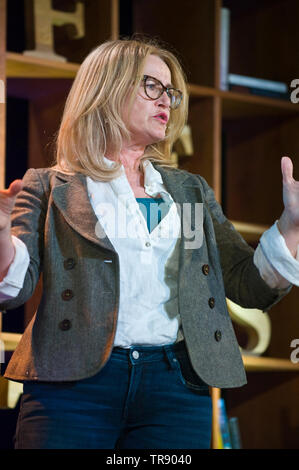 Marsha O'Mahony scrittore giornalista autore storico orale parlando del suo libro sul fiume Wye in Herefordshire sul palco al Festival di Fieno Hay on Wye Powys Wales UK Foto Stock