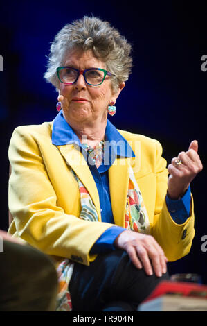 Prue Leith South African nato il ristoratore chef catering presentatore televisivo imprenditrice giornalista scrittrice di cucina romanziere parlando la sua vita e la sua opera sul palco al Festival di Fieno Hay on Wye Powys Wales UK Foto Stock