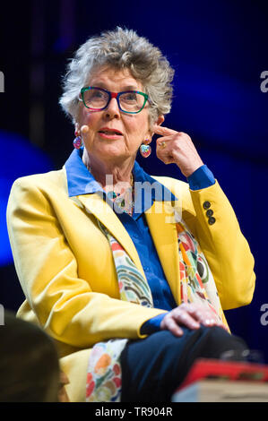 Prue Leith South African nato il ristoratore chef catering presentatore televisivo imprenditrice giornalista scrittrice di cucina romanziere parlando la sua vita e la sua opera sul palco al Festival di Fieno Hay on Wye Powys Wales UK Foto Stock