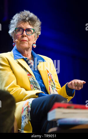 Prue Leith South African nato il ristoratore chef catering presentatore televisivo imprenditrice giornalista scrittrice di cucina romanziere parlando la sua vita e la sua opera sul palco al Festival di Fieno Hay on Wye Powys Wales UK Foto Stock