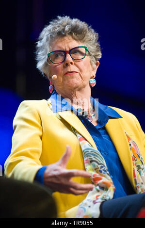 Prue Leith South African nato il ristoratore chef catering presentatore televisivo imprenditrice giornalista scrittrice di cucina romanziere parlando la sua vita e la sua opera sul palco al Festival di Fieno Hay on Wye Powys Wales UK Foto Stock