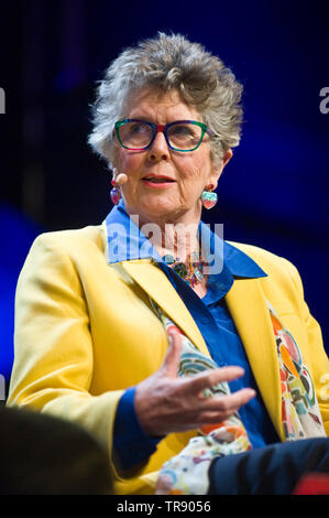 Prue Leith South African nato il ristoratore chef catering presentatore televisivo imprenditrice giornalista scrittrice di cucina romanziere parlando la sua vita e la sua opera sul palco al Festival di Fieno Hay on Wye Powys Wales UK Foto Stock