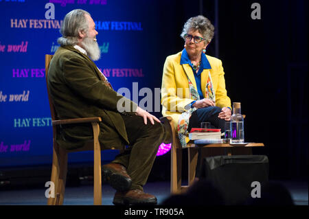 Prue Leith South African nato il ristoratore chef catering presentatore televisivo imprenditrice giornalista scrittrice di cucina romanziere parlando la sua vita e la sua opera sul palco al Festival di Fieno Hay on Wye Powys Wales UK intervistato da John Mitchinson Foto Stock