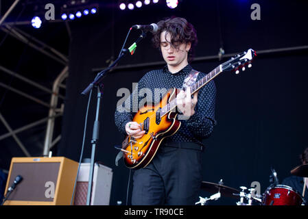 Warrington, Regno Unito. 26 maggio 2019. Bono figlio di Elia Hewson esegue con la sua band inalatore presso il quartiere Weekender in Victoria Park, Warrington 26/05/2019 Foto Stock