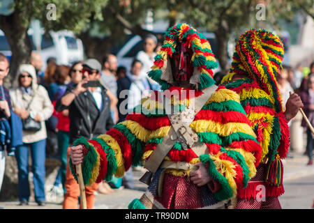 Lisbona, Portogallo: 18 Maggio 2019: uomini mascherati (Caretos de Podence) a maschera iberica Festival Internazionale di Lisbona Foto Stock