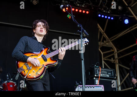 Warrington, Regno Unito. 26 maggio 2019. Bono figlio di Elia Hewson esegue con la sua band inalatore presso il quartiere Weekender in Victoria Park, Warrington 26/05/2019 Foto Stock