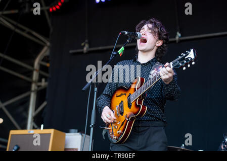 Warrington, Regno Unito. 26 maggio 2019. Bono figlio di Elia Hewson esegue con la sua band inalatore presso il quartiere Weekender in Victoria Park, Warrington 26/05/2019 Foto Stock