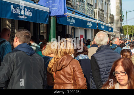 Lisbona, Portogallo: 18 Maggio 2019: persone coda nella parte anteriore del famoso Pasteis de Belem panificio a Lisbona Foto Stock