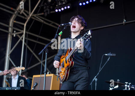 Warrington, Regno Unito. 26 maggio 2019. Bono figlio di Elia Hewson esegue con la sua band inalatore presso il quartiere Weekender in Victoria Park, Warrington 26/05/2019 Foto Stock