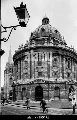 La Radcliffe Camera e chiesa di Santa Maria di Oxford, Oxfordshire, England, Regno Unito Foto Stock