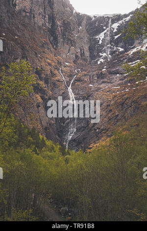 Una delle più alte cascate in Norvegia, Mardalsfossen e la sua primavera look. Foto Stock