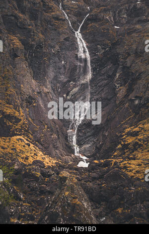 Una delle più alte cascate in Norvegia, Mardalsfossen e la sua primavera look. Foto Stock