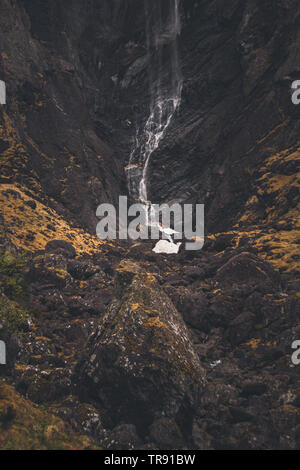 Una delle più alte cascate in Norvegia, Mardalsfossen e la sua primavera look. Foto Stock