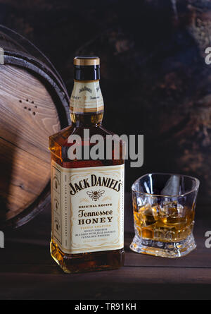 Pietroburgo, Illinois/USA-Maggio 14, 2019:bottiglia di Jack Daniels whiskey di miele. Jack Daniels è il top delle vendite di whiskey americano nel mondo, prodotto i Foto Stock