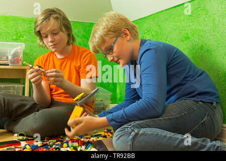 Due ragazzi che giocano insieme con Lego, Germania Foto Stock