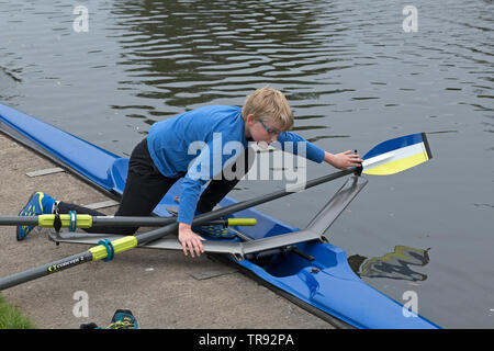 Ragazzo prepara il suo singolo scull, rowing club Wilhelmsburg, Amburgo, Germania Foto Stock