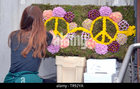 La Manchester Flower Show, parte di Manchester's King Street Festival il 1 giugno - 2nd, 2019, si prepara ad aprire. Il tema di quest'anno:Flower Power! Oggetti retrò, come questo segno di pace in fiori, in funzione il festival. Foto Stock