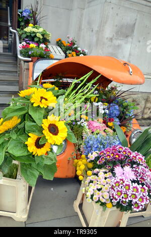 La Manchester Flower Show, parte di Manchester's King Street Festival il 1 giugno - 2nd, 2019, si prepara ad aprire. Il tema di quest'anno:Flower Power! Foto Stock