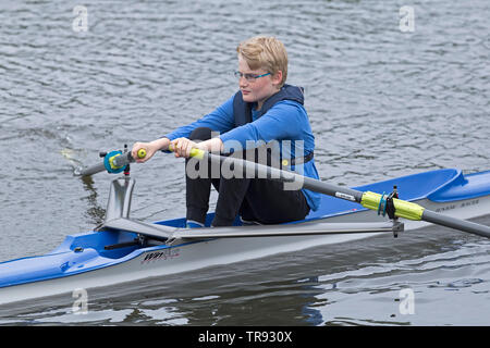 Ragazzo di canottaggio scull singolo, rowing club Wilhelmsburg, Amburgo, Germania Foto Stock