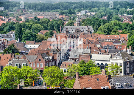 Middelburg, Paesi Bassi, 30 Maggio 2019: vista aerea di Langeviele street e il monumentale del XVII secolo edificio Kloveniersdoelen Foto Stock