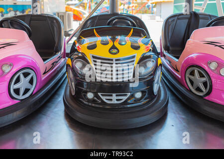 Bergamo, Italia - Maggio 2019: Piccoli paraurti colorati automobili per bambini con le bandiere in un parco italiano durante una fiera. Molla, bella giornata, vibranti. Foto Stock