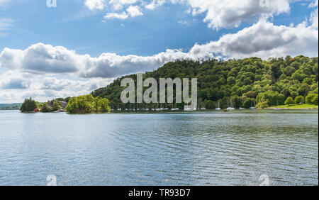 Una vista del lago di Windermere, Windermere, Cumbria, Regno Unito. Preso il 19 maggio 2019. Foto Stock