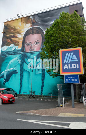 Murale del cambiamento climatico attivista Greta Thunberg in bedminster Bristol dipinto di oltre 8 giorni da Jody Thomas. Il murale è 15m alto, uno dei più grandi in Bristol. Foto Stock