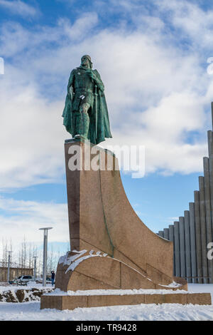 Leifur Eriksson statua che si trova nella parte anteriore dell'Hallgrímskirkja (chiesa di Hallgrímur) a Reykjavik, Islanda. Foto Stock