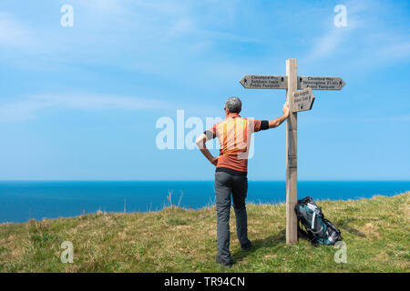 Maschio maturo escursionista sul modo di Cleveland National Trail sentiero costiero nelle vicinanze del Saltburn sulla North Yorkshire costa. England.UK Foto Stock