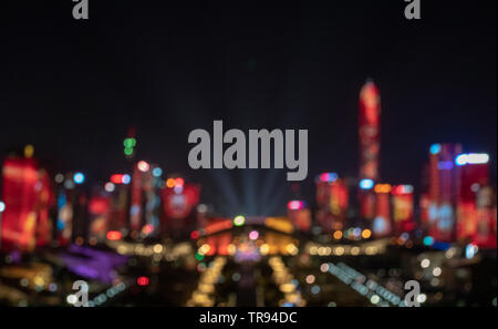 Le luci sfocate sulla costruzione, foto ha preso a Futian di Shenzhen, Cina. Foto Stock