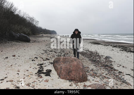 Paio di camminare sulla sabbia di una spiaggia,Karkelbeck,Ostsee,Memelland.Karkle in Lituania. Foto Stock