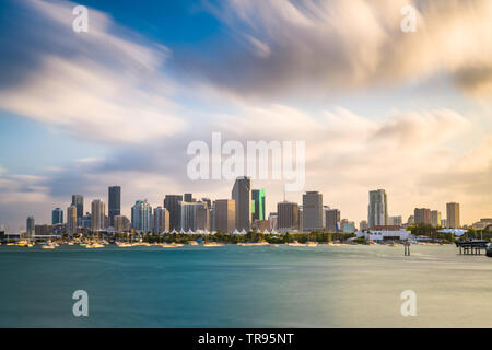 Miami, Florida, Stati Uniti d'America skyline del centro su Biscayne Bay nel pomeriggio. Foto Stock