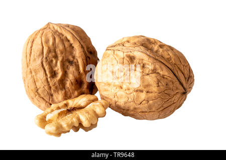 Due senza guscio Noci e noce dimezzare isolato su bianco Foto Stock