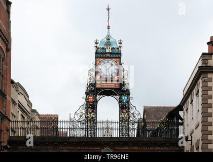 Chester il famoso Eastgate Clock sulle mura della città al di sopra della high street, Chester, England, Regno Unito Foto Stock